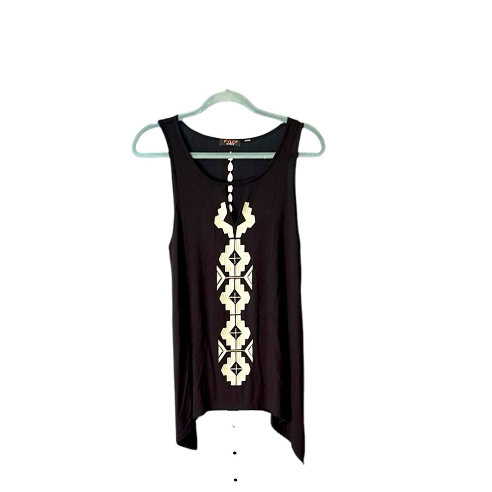 Chic Black Tribal Tank Top with a shark style hemline… Size S/M… black/cream